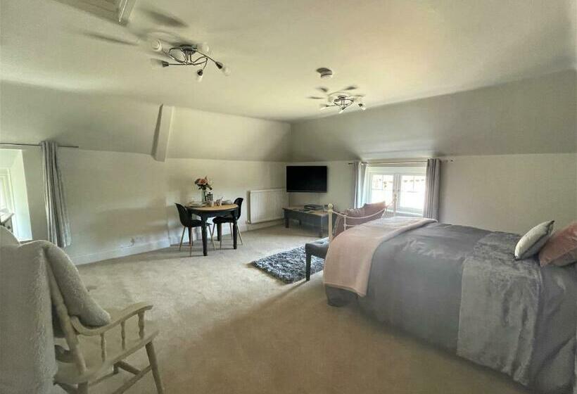 مبيت وإفطار The Dairyman Suite