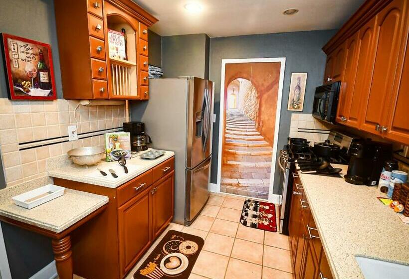 Perfect Dtwn 2 Bed Condo With Cali King Bed And Gym