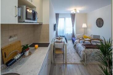 هاستل Klijanu Street Design Studio In City Centre