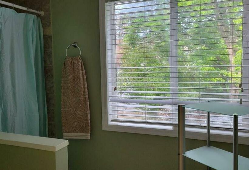 Oasis 1 North Medford, Roxanne Hiking And Winery