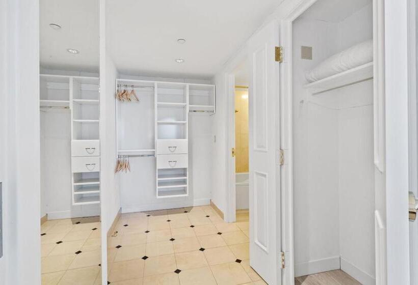 Two Adjacent Spacious Cozysuites On The Boardwalk