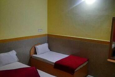 هتل Spot On 93244 Y R Tourist Home