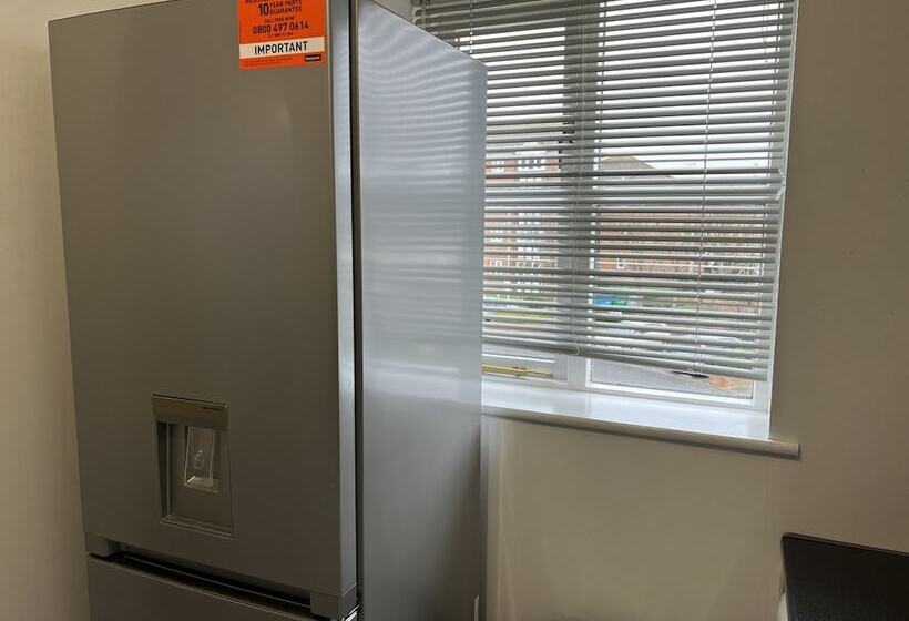 Impeccable 2 Bed Apartment In Erith