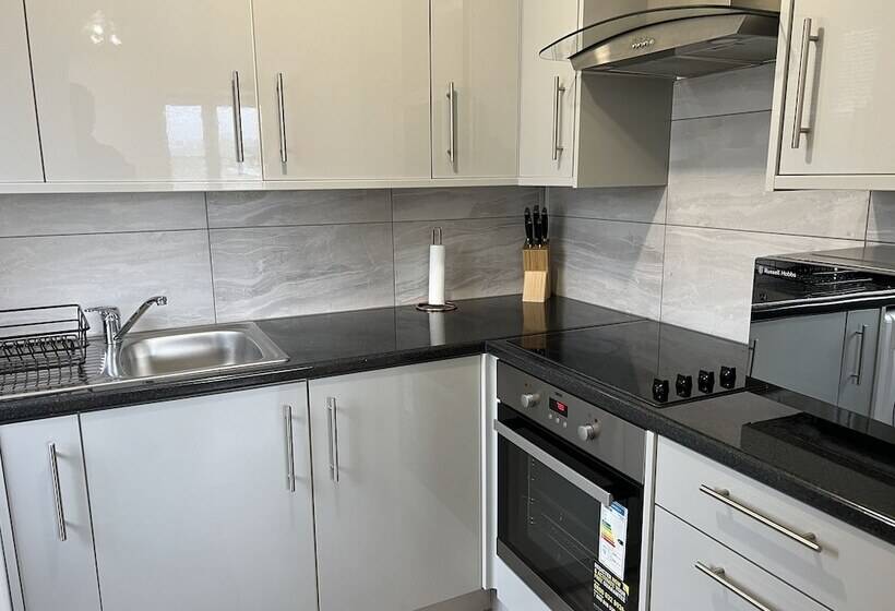 Impeccable 2 Bed Apartment In Erith
