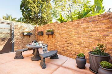 پانسیون Herb Cottage With Wood Fired Hot Tub