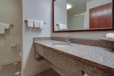 هتل Drury Inn & Suites St. Louis Forest Park