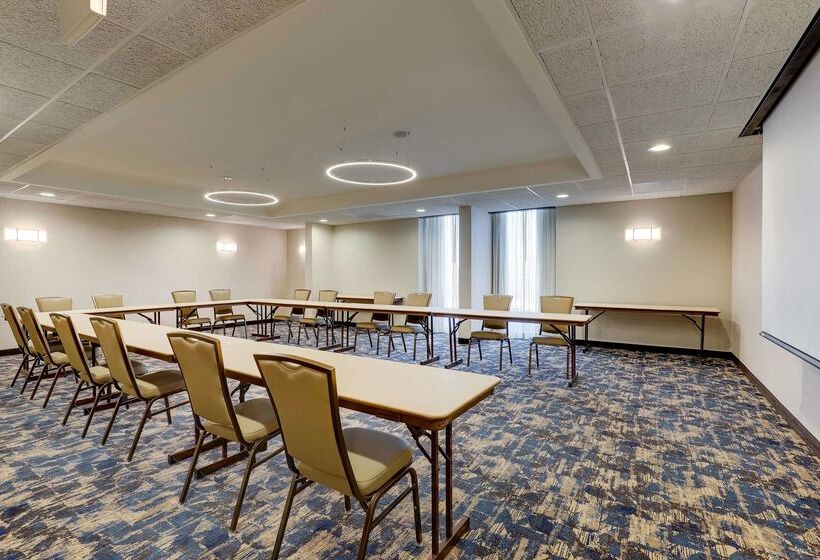 ホテル Drury Inn & Suites St. Louis St. Peters