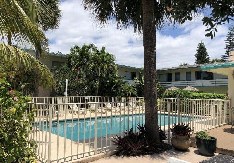 هتل Seaspray Surf Lodge