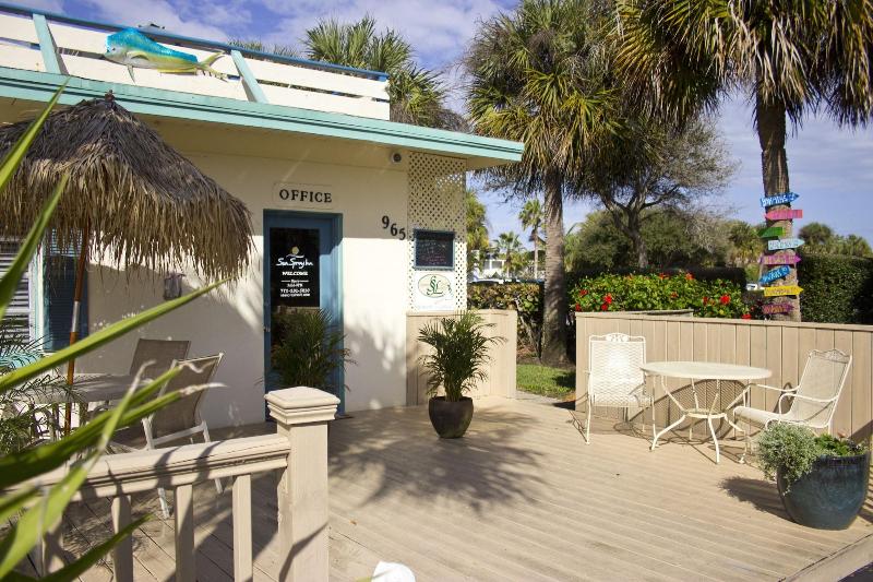 هتل Seaspray Surf Lodge