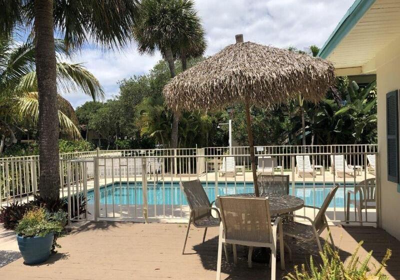 هتل Seaspray Surf Lodge