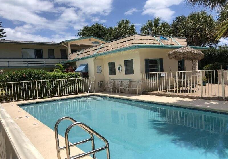 هتل Seaspray Surf Lodge