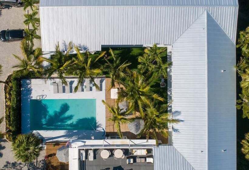هتل Seaspray Surf Lodge