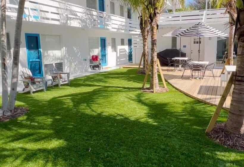 هتل Seaspray Surf Lodge