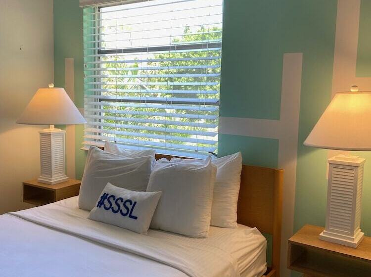 هتل Seaspray Surf Lodge