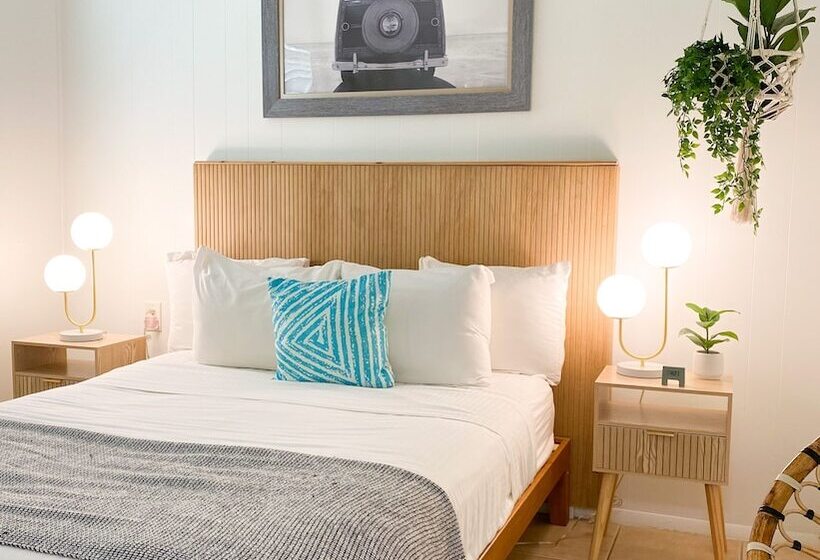 هتل Seaspray Surf Lodge