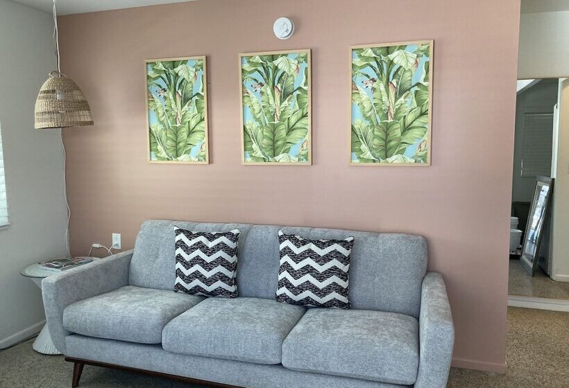 هتل Seaspray Surf Lodge