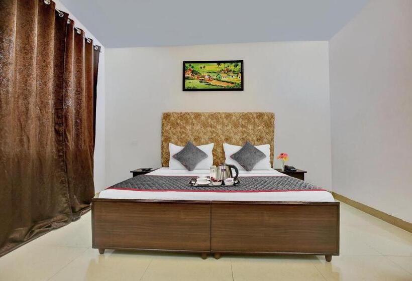 فندق Capital O 93663 Royal