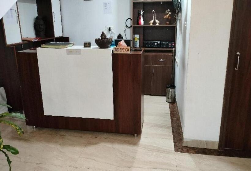 فندق Capital O 93663 Royal