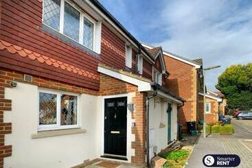 Knaphill, Woking   3 Bed House   With Garden