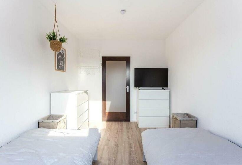 Cozy 4 Room Apartment In Hilden