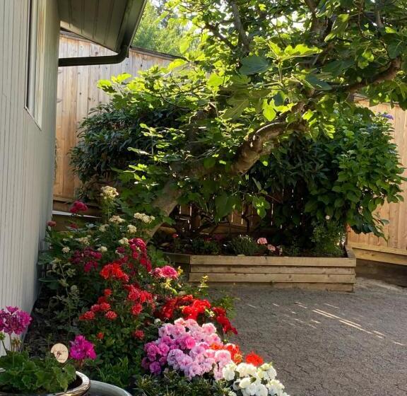 ペンション Back Yard Room In West Vancouver