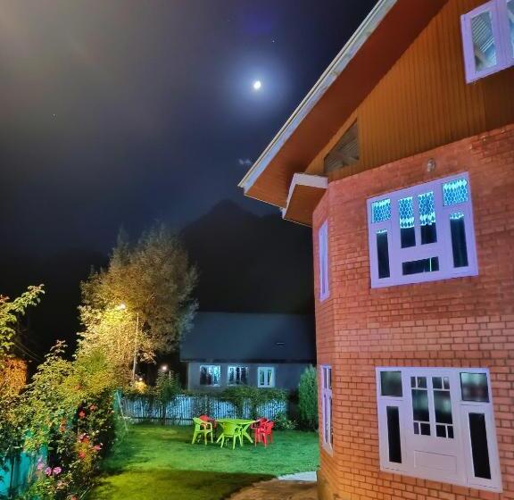 Отель Kolahoi Heights Guest House