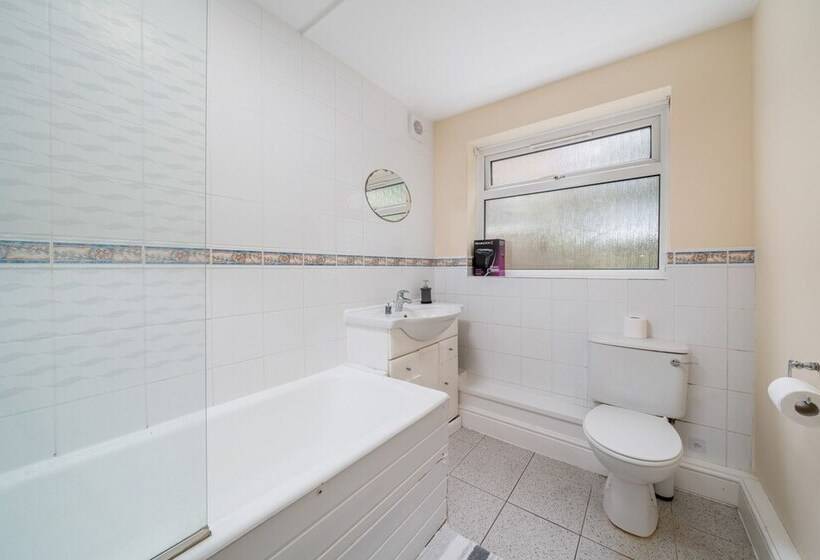 Redhill Surrey 2 Bedroom Pet Friendly Apartment By Sublime Stays