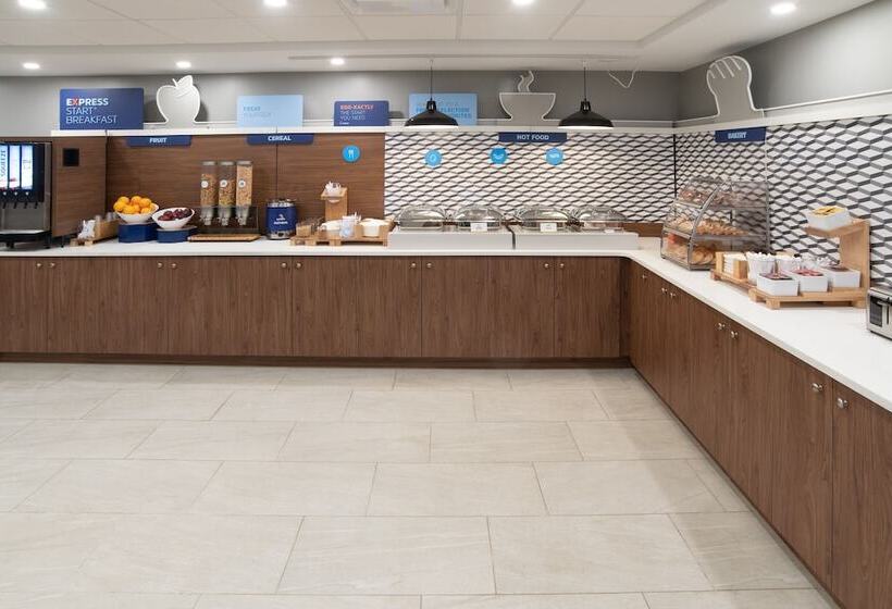 هتل Holiday Inn Express & Suites   Moose Jaw, An Ihg