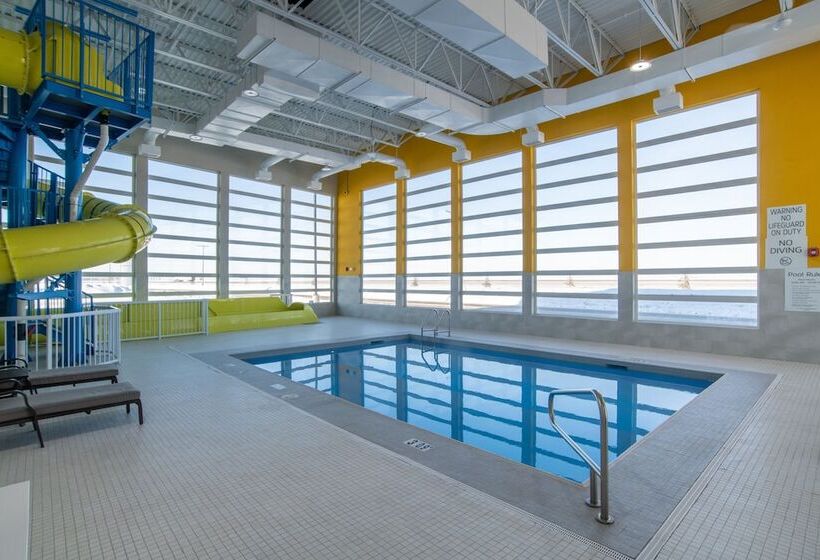 هتل Holiday Inn Express & Suites   Moose Jaw, An Ihg