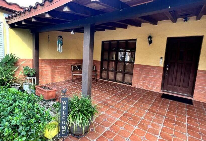 פנסיון Adorable 2 Bedroom House With Free Parking