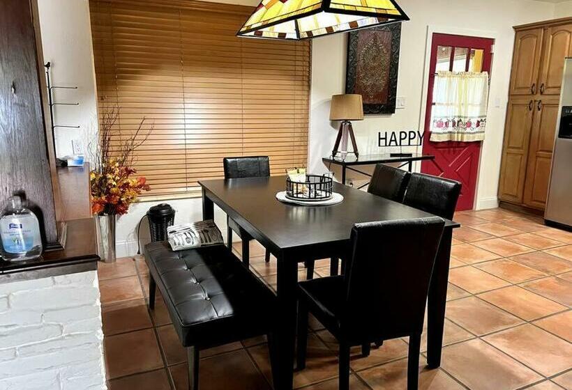 פנסיון Adorable 2 Bedroom House With Free Parking
