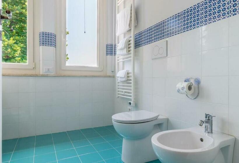 بنسيون Villa Dell Arco   Design Rooms & Pool