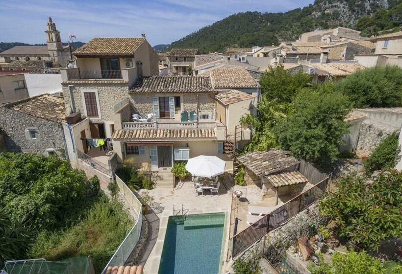 Caimaris House