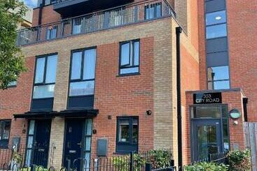 Luxury 2 Bedroom Service Apartment With Balcony