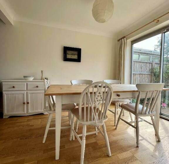 Modern 3 Bed House With Garden And Parking