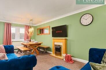 Stunning 6 Bedroom House In Nantwich With Parking & Free Wi Fi By Purestay Short Lets