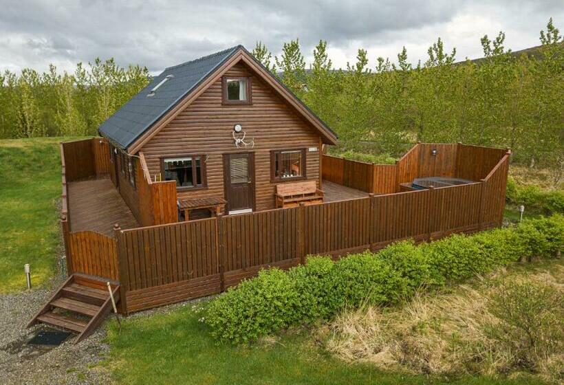 Cosy Retreat Home With Jacuzzi