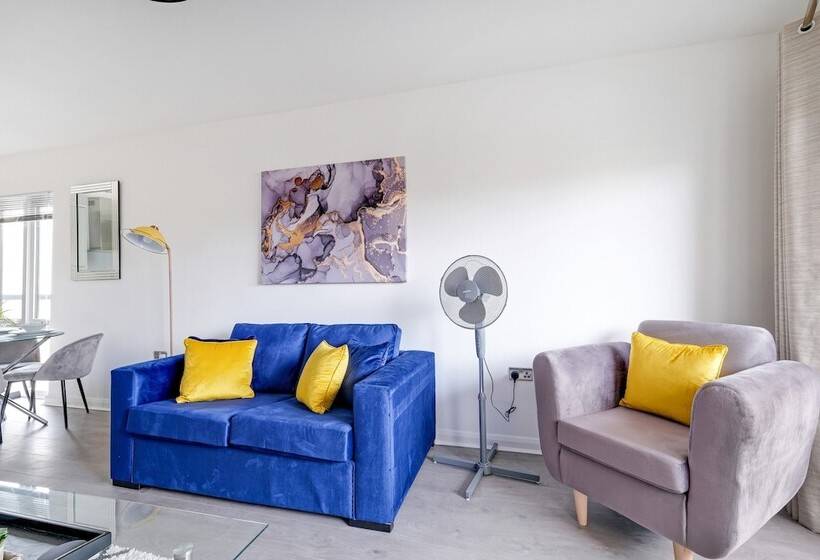 Town Center 2 Bed Serviced Apartment 08 With Parking, Surbiton By 360stays