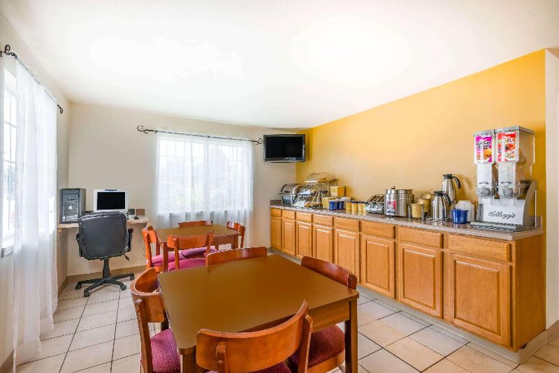 Отель Days Inn By Wyndham Andover