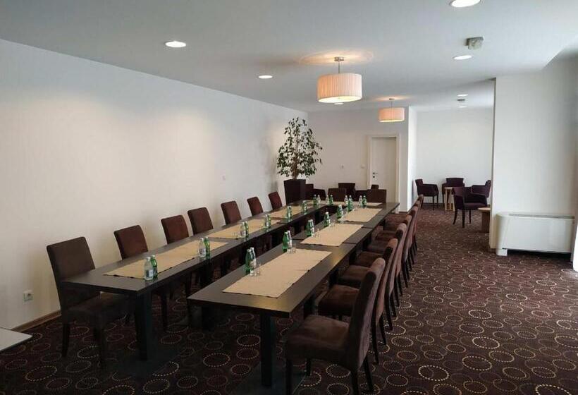 هتل Monogram Park