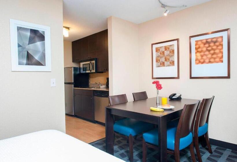 هتل Towneplace Suites Des Moines Urbandale