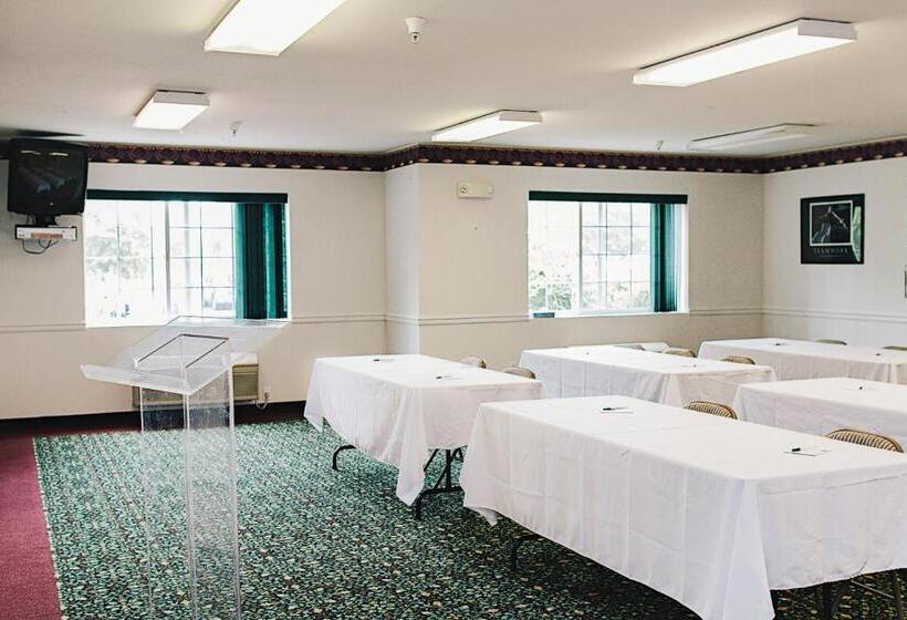 بنسيون Fairbridge Inn & Suites Dupont