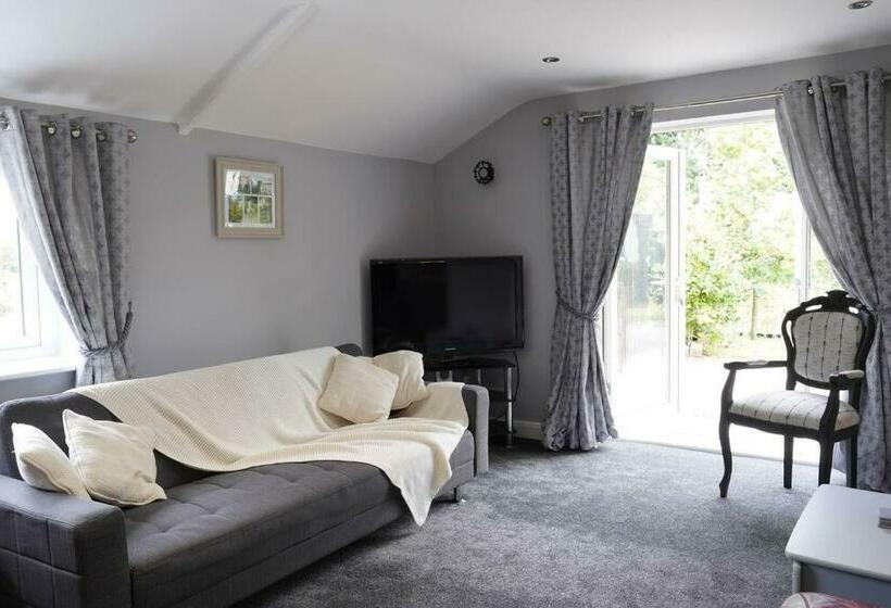 Stunning 2 Bedroom Log Cabin