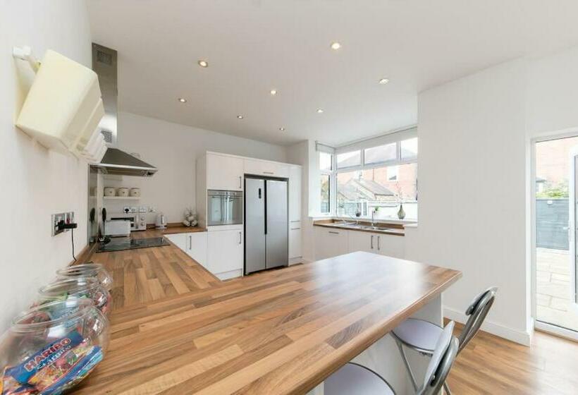 Stunning Luxurious Family Home Near Alton Towers