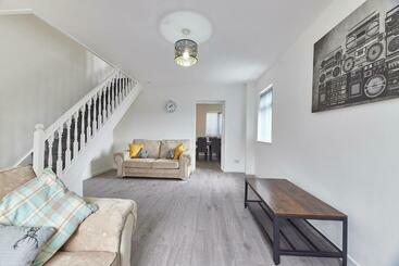 Gatacre House   Stylish 3 Bed House, Sleeps 7