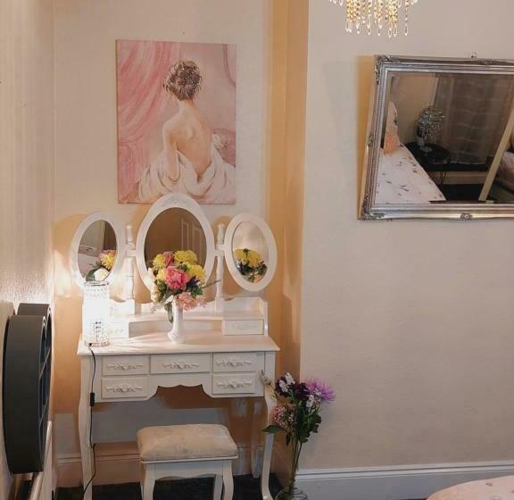 Elegant And Central Two Bedrooms House