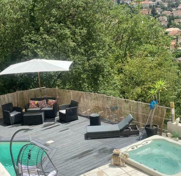 Bas De Villa Piscine Jacuzzi / Soleil Et Etoiles