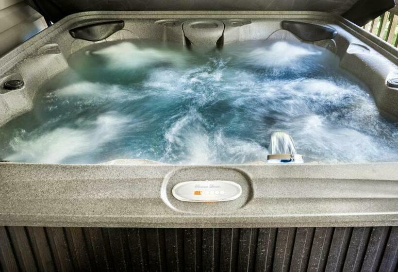 Modern Cabin W Hot Tub Fire Pit Wifi