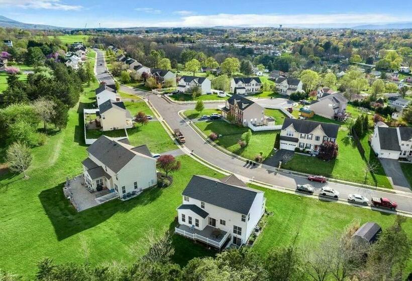Peaceful House W/ Fireplace Close To Everything!