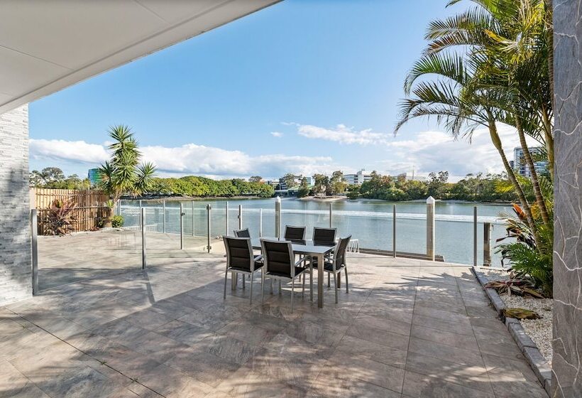Cassa Chevron Island  Luxury Waterfront House